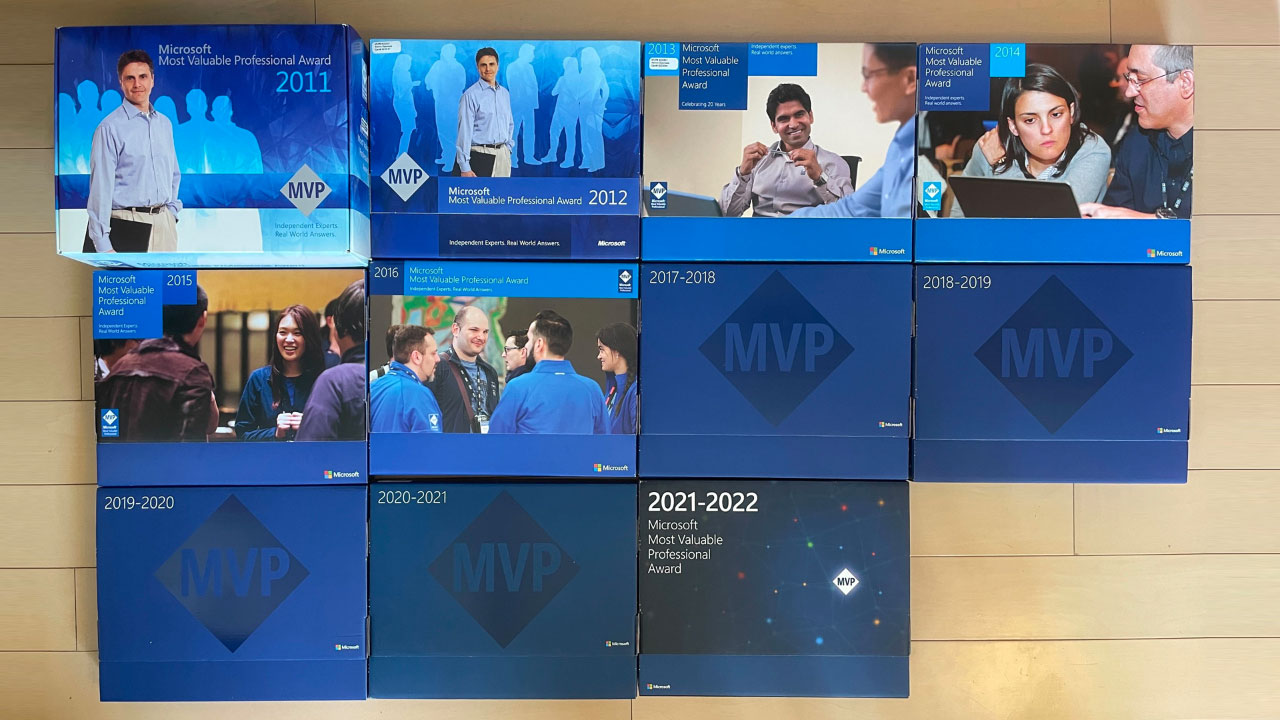 写真: MVP キットの箱が 11 個ならんでいる。もう一つ増えて 12 個になれば、4 × 3 の四角形を形成できて切りが良いのだが... 